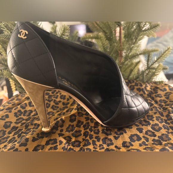 Chanel black leather quilted gold interlocking CCs logo heels peep toe 38/8 EC! - Picture 1 of 14